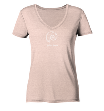 Lade das Bild in den Galerie-Viewer, Du hörst das Meer in der Ferne rauschen. - Ladies Organic V-Neck Shirt
